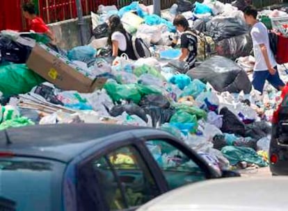 Un grupo de personas camina entre la basura en San Giorgio a Cremano, cerca de Nápoles