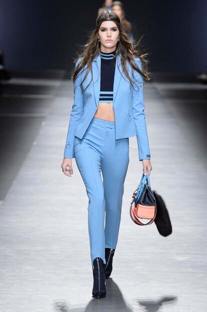 La tendencia que propone Joseph Altuzarra es una constante con la que insisten los diseñadores. Versace en su colección otoño invierno 2016, cuando estalló como fenómeno y varias firmas tampoco tuvie miedo del pantalón cogido al pie, conocido popularmente com fuseau. Una tendencia muy popular en los 90.
