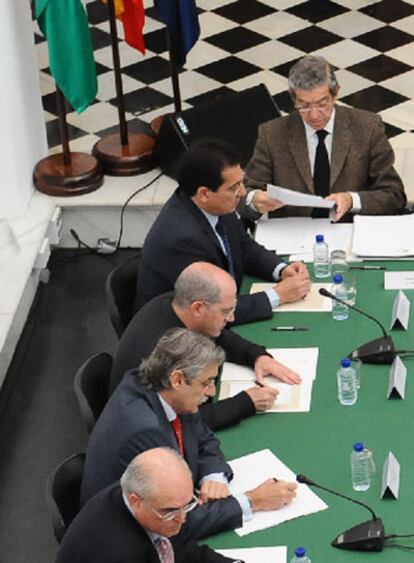 De arriba abajo, Braulio Medel (Unicaja), Antonio Pulido (Cajasol), Santiago Gómez Sierra (Cajasur), Antonio Claret García (CajaGranada) y José Antonio Arcos Moya (Caja de Jaén), el pasado viernes en la reunión con el Gobierno andaluz y empresarios.