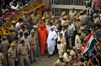 El líder anticorrupción de la India, Anna Hazare, saluda a la multitud en su salida de la prisión de Tihar de Nueva Delhi (India), en la que ha permanecido detenido los últimos tres días. Hazare ha prometido a los 2.000 seguidores que le han recibido a la salida del centro penitenciario que liderará "una segunda lucha por la libertad".