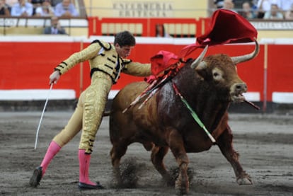 Daniel Luque, con el primero de sus toros.