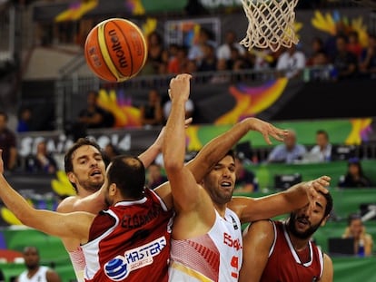 Pau Gasol y Felipe Reyes, entre dos rivales egipcios.