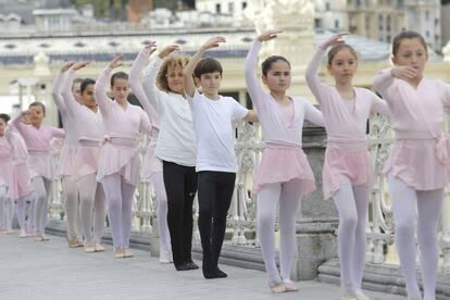Bailarines realizan este domingo una exhibición de ballet en la barandilla de La Concha.