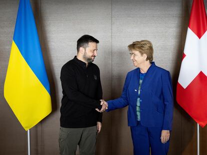El presidente ucranio, Volodímir Zelenski, es recibido por la presidenta de la Federación Suiza, Viola Amherd, a su llegada a la Cumbre por la Paz en Ucrania, este sábado en Burgenstock (Suiza).