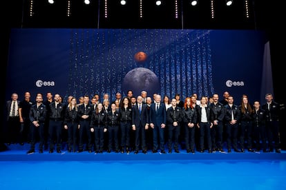 Foto de familia de los nuevos astronautas con los responsables de la ESA, hoy en París.