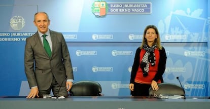 Josu Erkoreka y Ana Oregi en la rueda de prensa.