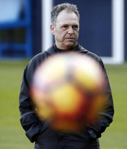 Caparrós, durante el último entrenamiento de Osasuna antes de recibir al Barcelona.