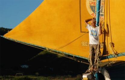 Mesías de Melo en su canoa de 'toldas'.