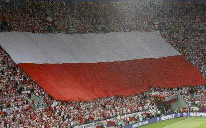 Los aficionados despliegan una gran bandera de Polonia antes del comienzo del encuentro en el Estadio Municipal de Breslavia