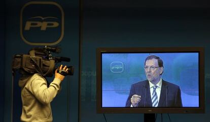 Rajoy comparece ante la prensa a través de la televisión.