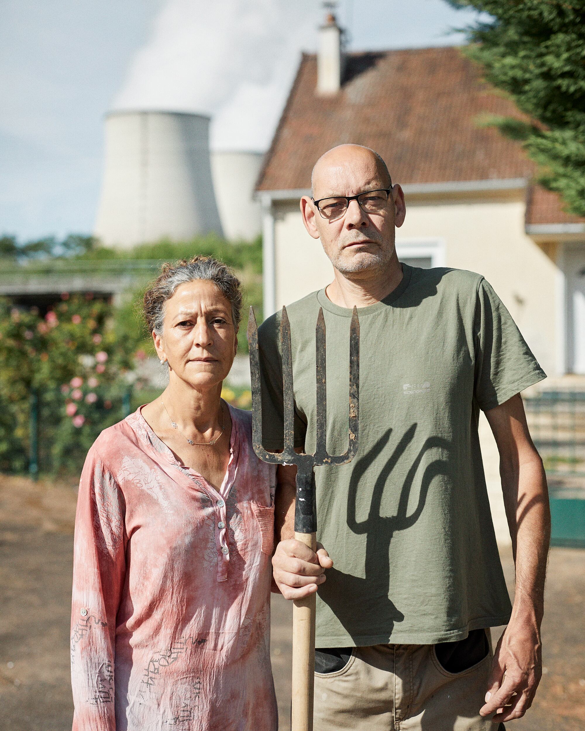 Fathia y Thierry Bernadini, ante su casa, a 700 metros de la central de Belleville.