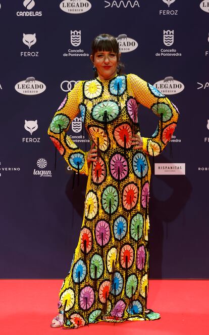 Yolanda Ramos, encargada de entregar varios de los premios de la noche, confió en su amiga María Escoté para el diseño de su colorido vestido en croché.