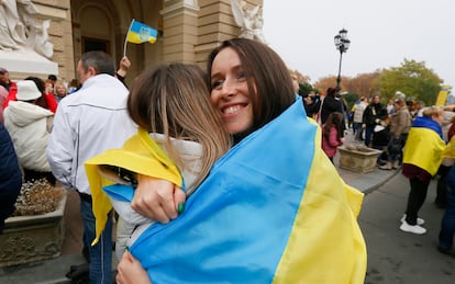 Ucranios de Jersón, que huyeron por el conflicto a Odesa, celebraban en esta ciudad los avances de Kiev en su región. 