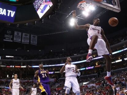 DeAndre Jordan, de los Clippers, haciendo un mate.