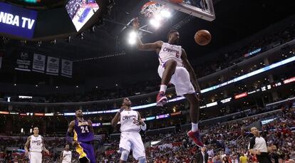 DeAndre Jordan, de los Clippers, haciendo un mate.