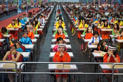 Miles de estudiantes intentan establecer un récord mundial participando en la clase de caligrafía más larga, en Hong Kong (China).