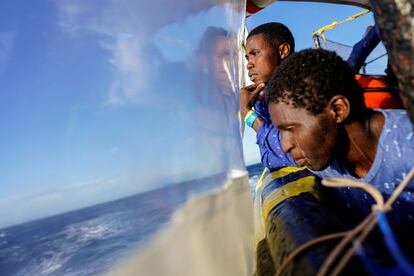 Dos migrantes en un barco de rescate de Proactiva Open Arms en el Mediterráneo.