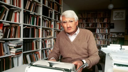 Jürgen Habermas tras su máquina de escribir en el despacho de su casa, en Starnberg, Alemania, en 1981.