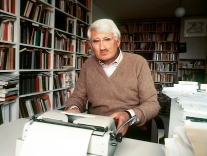 Jürgen Habermas tras su máquina de escribir en el despacho de su casa, en Starnberg, Alemania, en 1981.