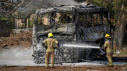 Un equipo de bomberos, en una zona bombardeada por misiles iraníes en el centro de Israel, este martes.
