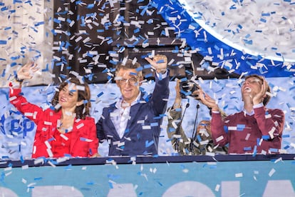 Isabel Díaz Ayuso, Alberto Núñez Feijóo y José Luis Martínez Almeida celebran los resultados en las elecciones del 28-M en la sede del PP en Madrid.