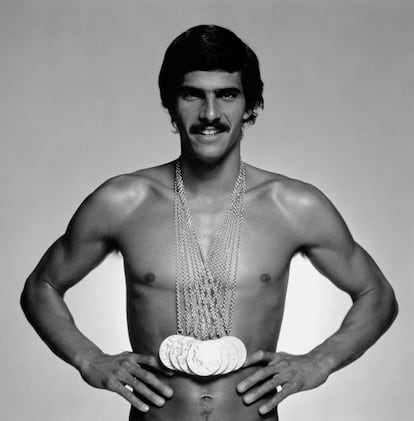 "Lo importante no es participar sino vencer". Al nadador Mark Spitz (1950, EE UU) debieron de calarle hondo las palabras que le repetía su padre cuando empezaba a chapotear en la piscina. Con solo 22 años ya acumulaba nueve medallas olímpicas: siete de oro en los Juegos de Múnich en 1972, y dos (con ¡18 años!) en los de México 1968. Spitz, que apenas tenía pelos en el pecho y ya había alcanzado la cima, abandonó el deporte de élite para hacerse un nombre en Hollywood. No lo consiguió. Da igual: ya había hecho historia.