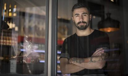 El rapero Rayden, en un bar de Madrid. 