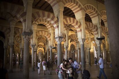 Arcos y columnas de la mezquita-catedral de Córdoba. Su originalidad radica en la fijación del módulo constructivo basado en la superposición de una doble arcada que eleva el techo.