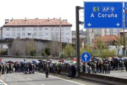 Trabajadores de la plantilla de Navantia Ferrol, que han cortado la circulación de la autopista AP9.