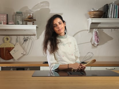 Laura Capistros, en su obrador de pan en el pueblo de Robres (Huesca).