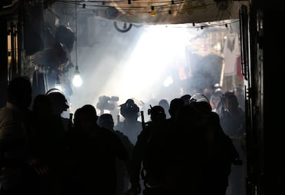 La policía israelí se enfrenta a manifestantes palestinos en una calle del barrio musulmán de la ciudad vieja de Jerusalén (Israel). La Policía israelí volvió a entrar por segundo día consecutivo en la Explanada de las Mezquitas, donde se produjeron desórdenes protagonizados por jóvenes musulmanes que trataban de impedir la entrada de visitantes al recinto sagrado.