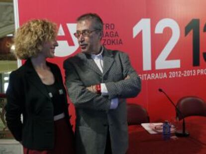 La concejala de Cultura de Bilbao, Igone Bengoetxea, y el director artístico del Arriaga, Emilio Sagi, ayer en la presentación de la temporada 2012-2013.