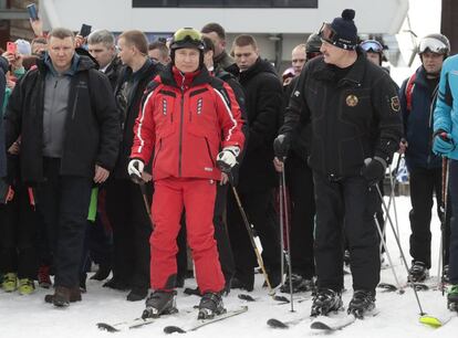 Los presidentes ruso, Vladimir Putin (a la izquierda), y bielorruso, Alexandr Lukashenko, aparecieron juntos este miércoles en las pistas de esquí de Sochi en un intento de limar diferencias, tras varias semanas de críticas mutuas.
