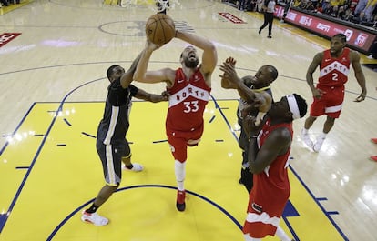 Gasol penetra a canasta defendido por Kevon Looney (izquierda) y Andre Iguodala (derecha).