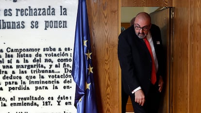 Koldo García, el que fuera asesor del exministro José Luis Ábalos, antes de comparecer en la Cámara alta.