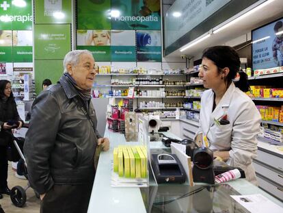 Un jubilado en una farmacia del centro de Valencia.