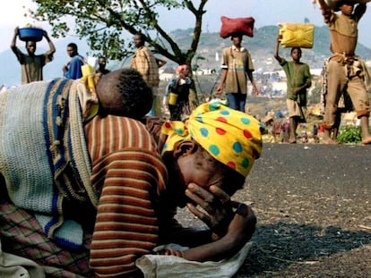 Unas 800.000 personas fueron asesinadas en el genocidio de Ruanda, una de las páginas más tristes de la historia universal, entre abril y julio de 1994. En la imagen, una mujer ruandesa, con su hijo a la espalda, se derrumba en la carretera de camino al campamento de refugiados de Kibumba y Goma, el 28 de julio de 1994.