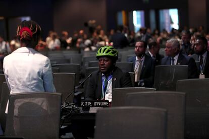 Costa, en la mesa de los delegados de Costa de Marfil, en la cumbre del clima. 