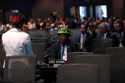 Costa, en la mesa de los delegados de Costa de Marfil, en la cumbre del clima. 