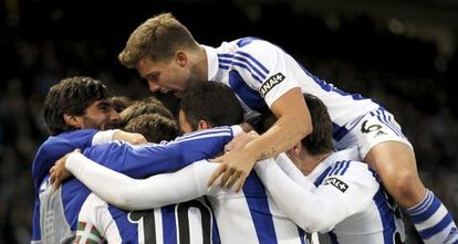 La Real Sociedad celebra uno de los goles contra el Sevilla.