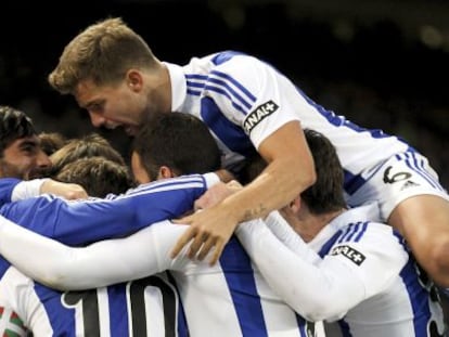 La Real Sociedad celebra uno de los goles contra el Sevilla.