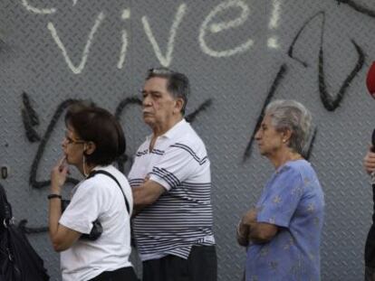 Venezolanos, en fila para votar en un colegio electoral.