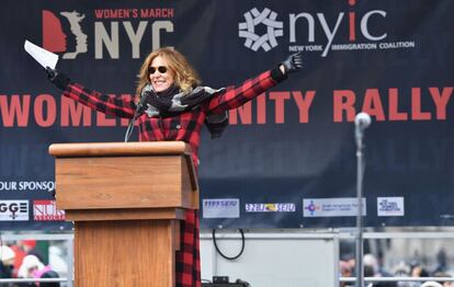 La actriz Christine Lahti se dirige a las asistentes de la Marcha de la Mujer en la Plaza Foley, en la ciudad de Nueva York.