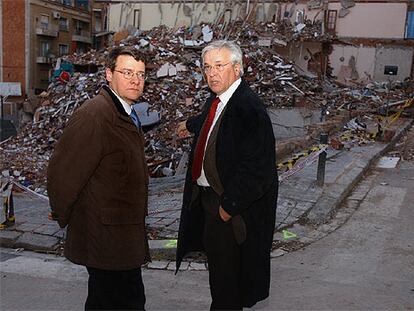 El ministro Jordi Sevilla y el alcalde de Barcelona, Joan Clos, durante su visita al barrio del Carmel.