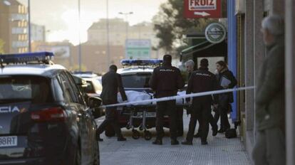  Los forenses retiran el cuerpo de la joven apuñalada en Vigo. 