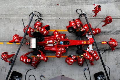 Fernando Alonso, en una de las paradas de Sepang.