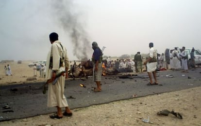 Guardias inspeccionan la escena del atentado en Yemen donde murieron en julio de 2007 ocho turistas españoles