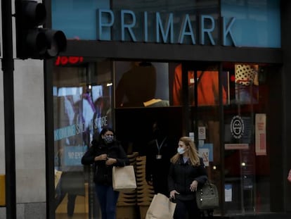 Clientes de un Primark en Londres.