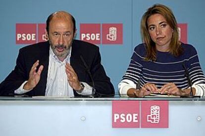 Alfredo Pérez Rubalcaba y Carme Chacón, ayer, al anunciar el acuerdo del PSOE con el Gobierno.