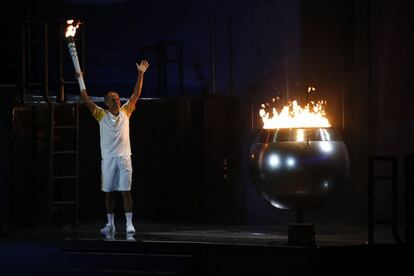 El exatleta brasile&ntilde;o Vanderlei Cordeiro de Lima sostiene la llama ol&iacute;mpica en la ceremonia de inauguraci&oacute;n de los Juegos Ol&iacute;mpicos.